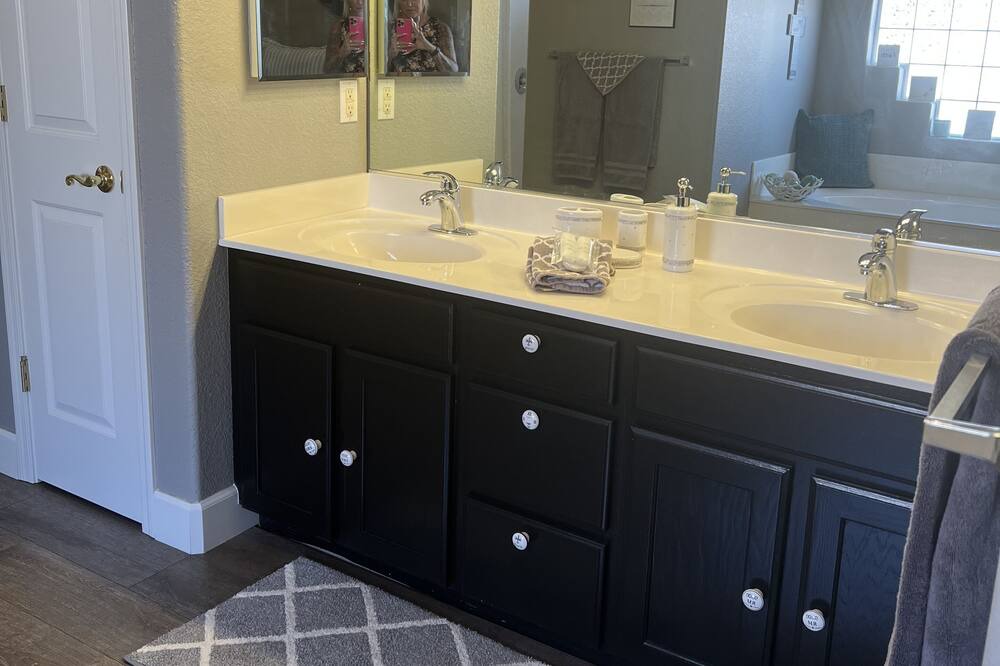 Photo of Bathroom in Sunridge Estates