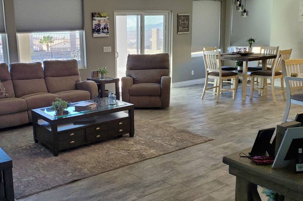 Photo of Livingroom in Sunridge Estates