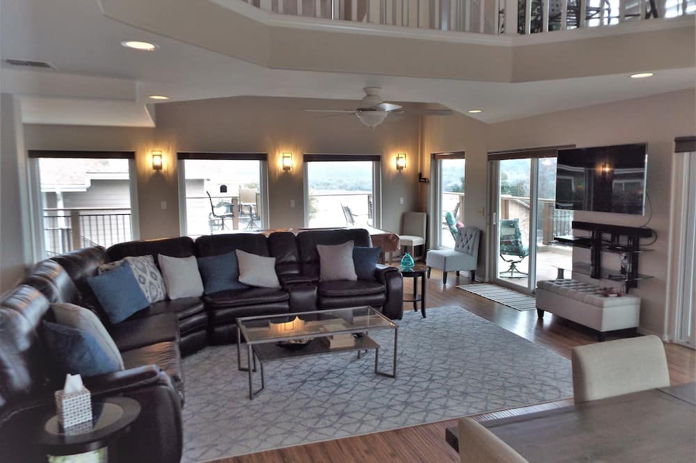 Photo of Bedroom in Oak Shores