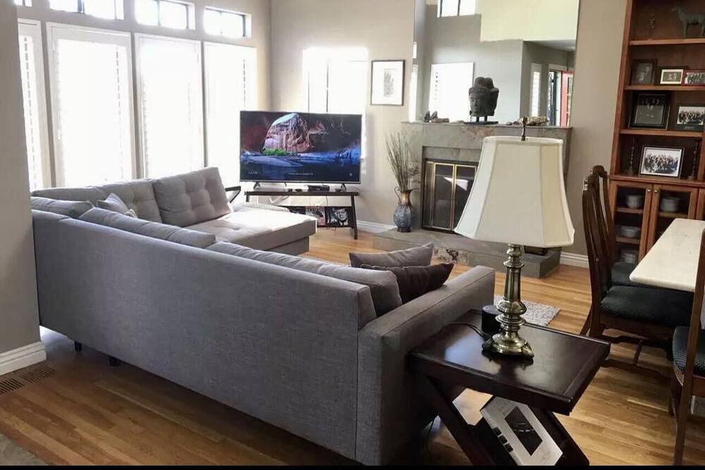 Photo of Livingroom in Village of La Jolla
