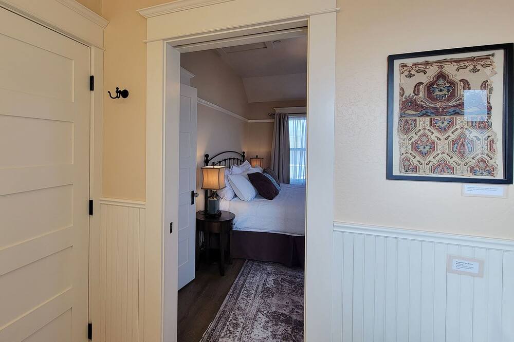 Photo of Bathroom in Siskiyou-Hargadine Historic District