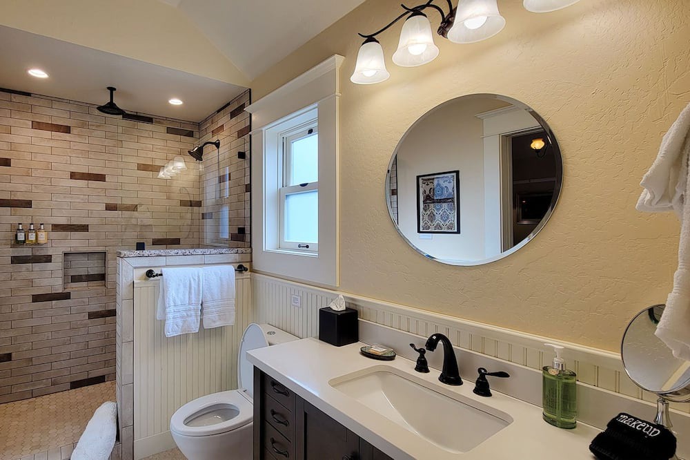 Photo of Bathroom in Siskiyou-Hargadine Historic District