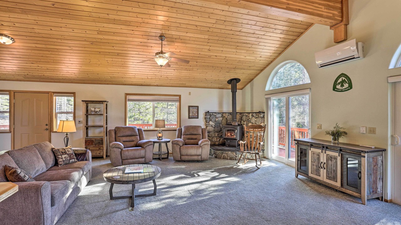 Photo of Livingroom in McCloud