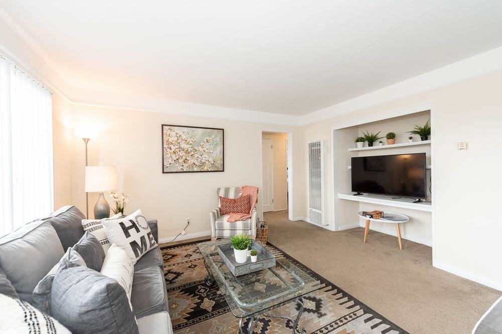 Photo of Livingroom in Bay Park