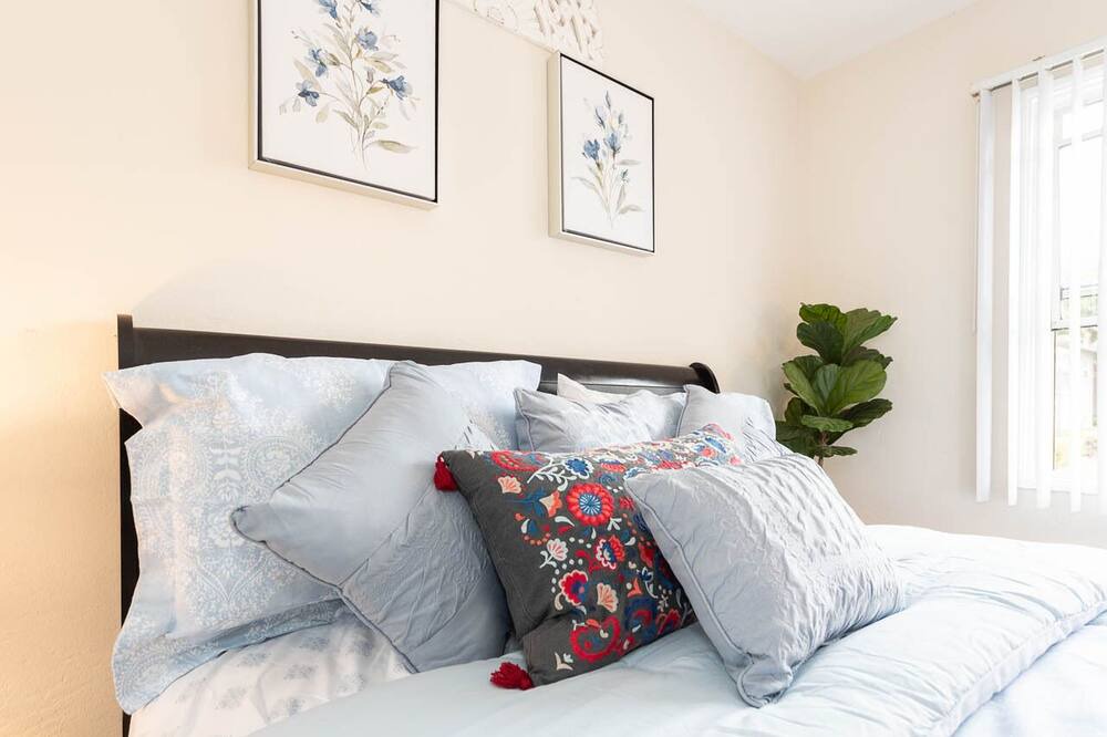 Photo of Bedroom in Bay Park