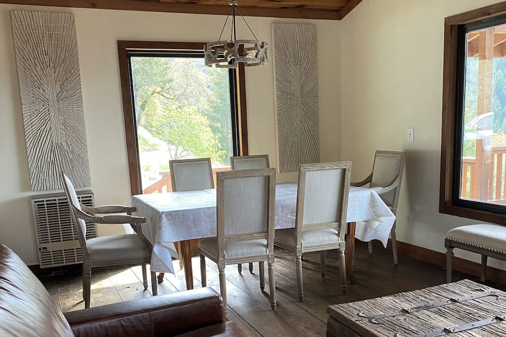 Photo of Livingroom in Garberville