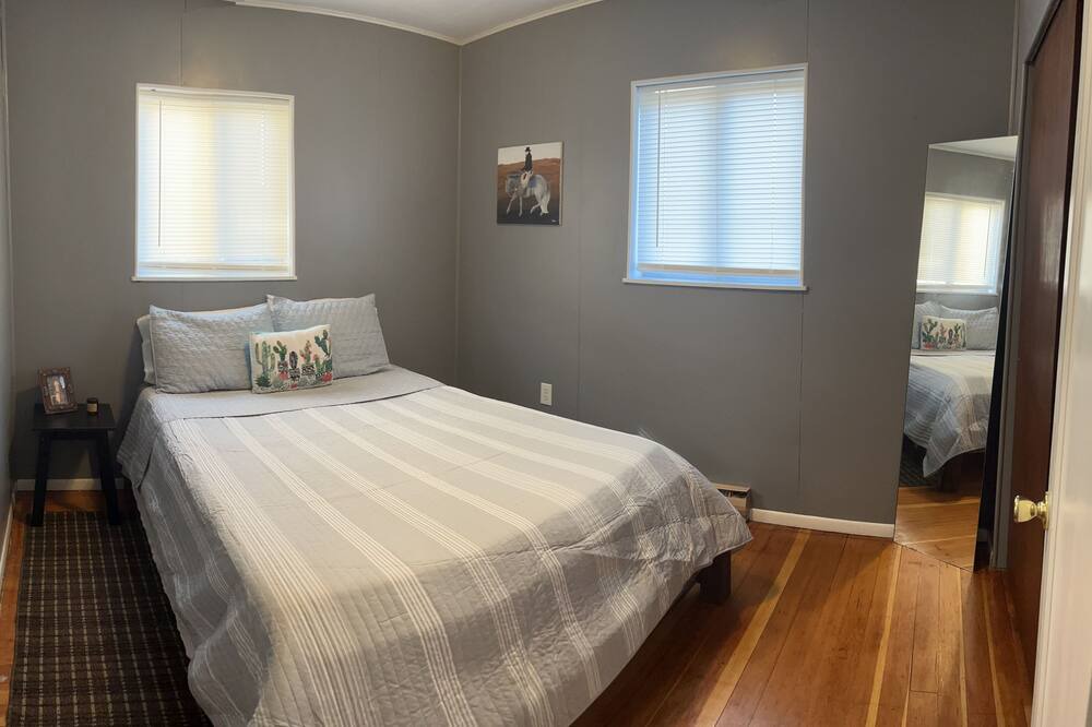 Photo of Bedroom in Lakeview