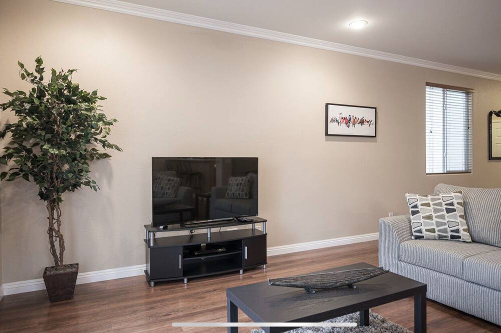 Photo of Livingroom in Enterprise