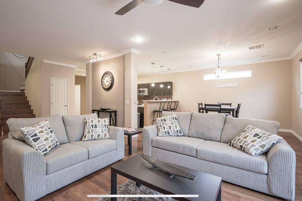 Photo of Livingroom in Enterprise