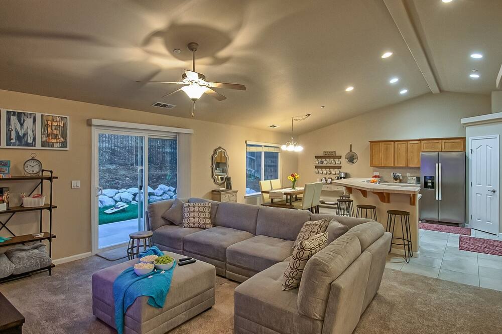 Photo of Livingroom in Redding