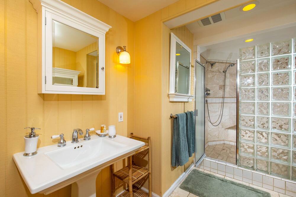 Photo of Bathroom in Olde Solana Beach