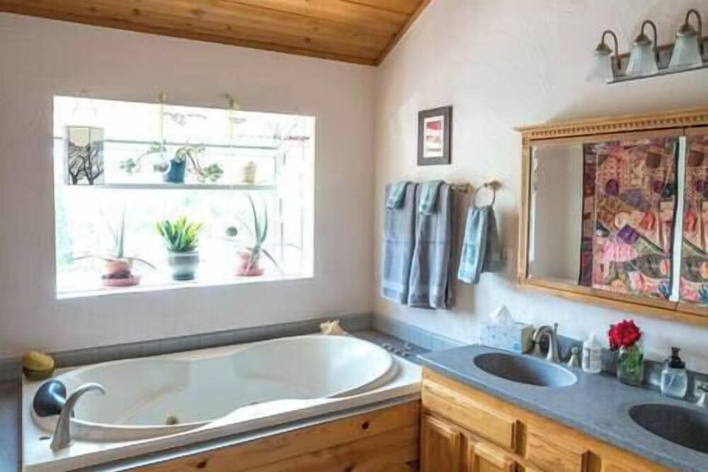 Photo of Bathroom in Cedar Ridge