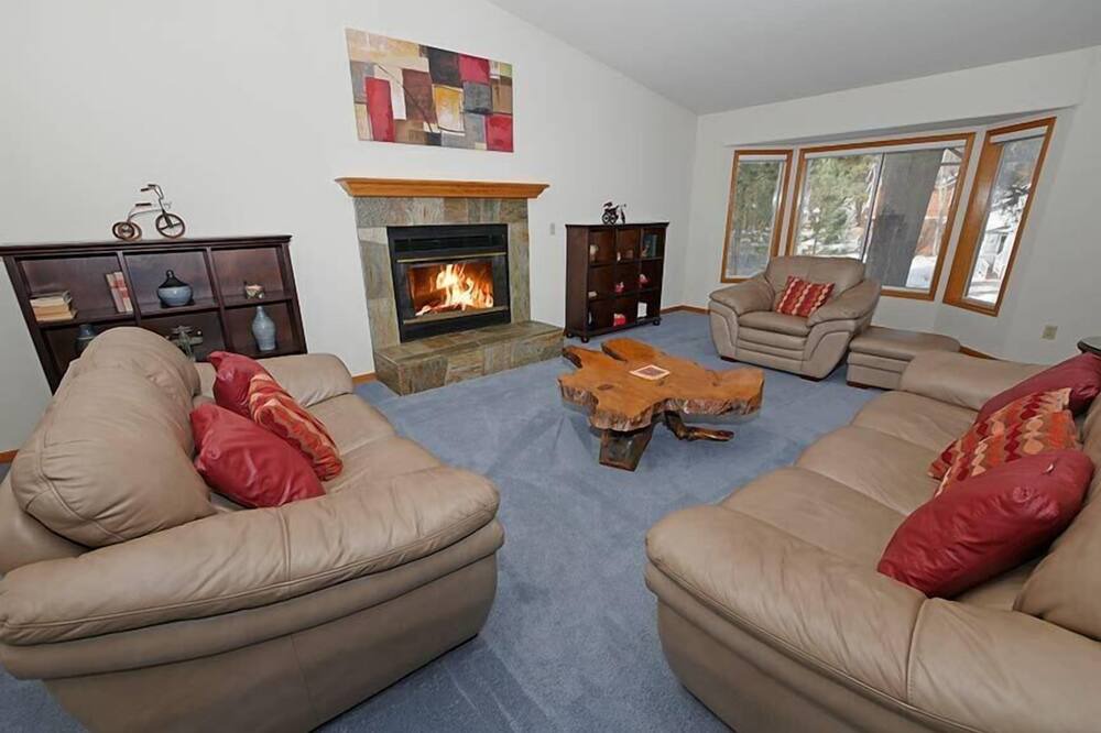 Photo of Livingroom in Highland Woods