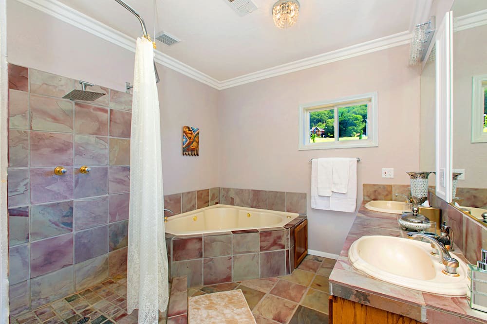 Photo of Bathroom in Descanso