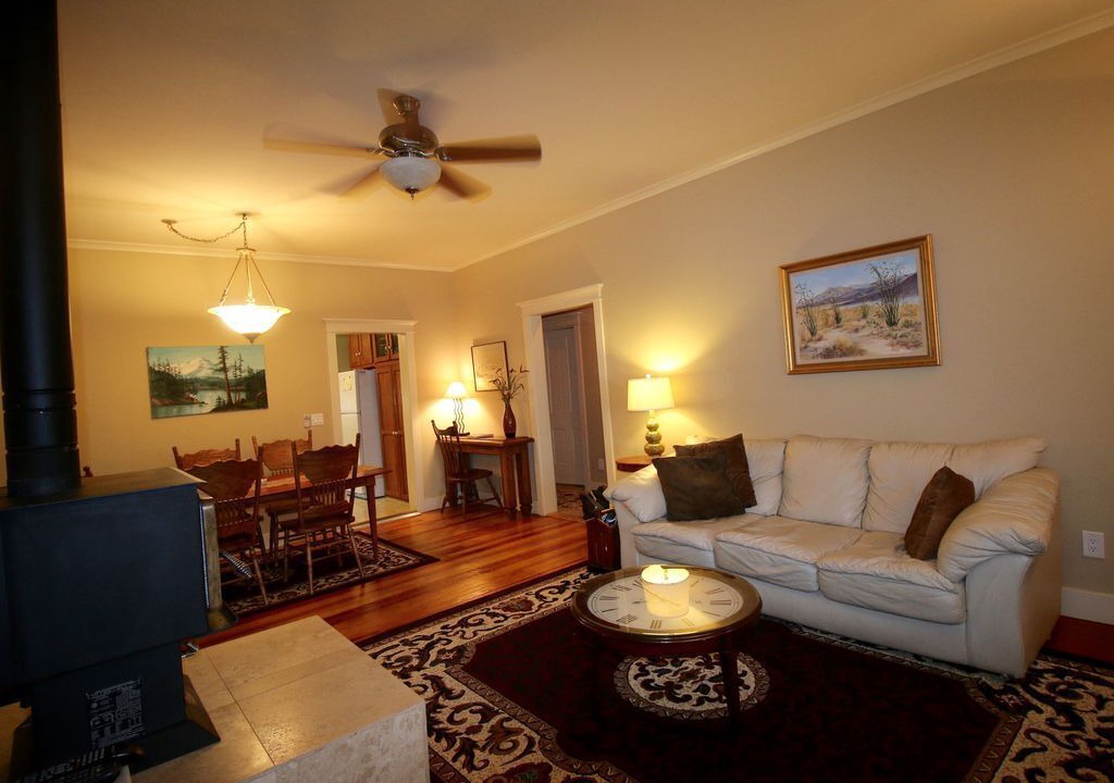Photo of Livingroom in McCloud