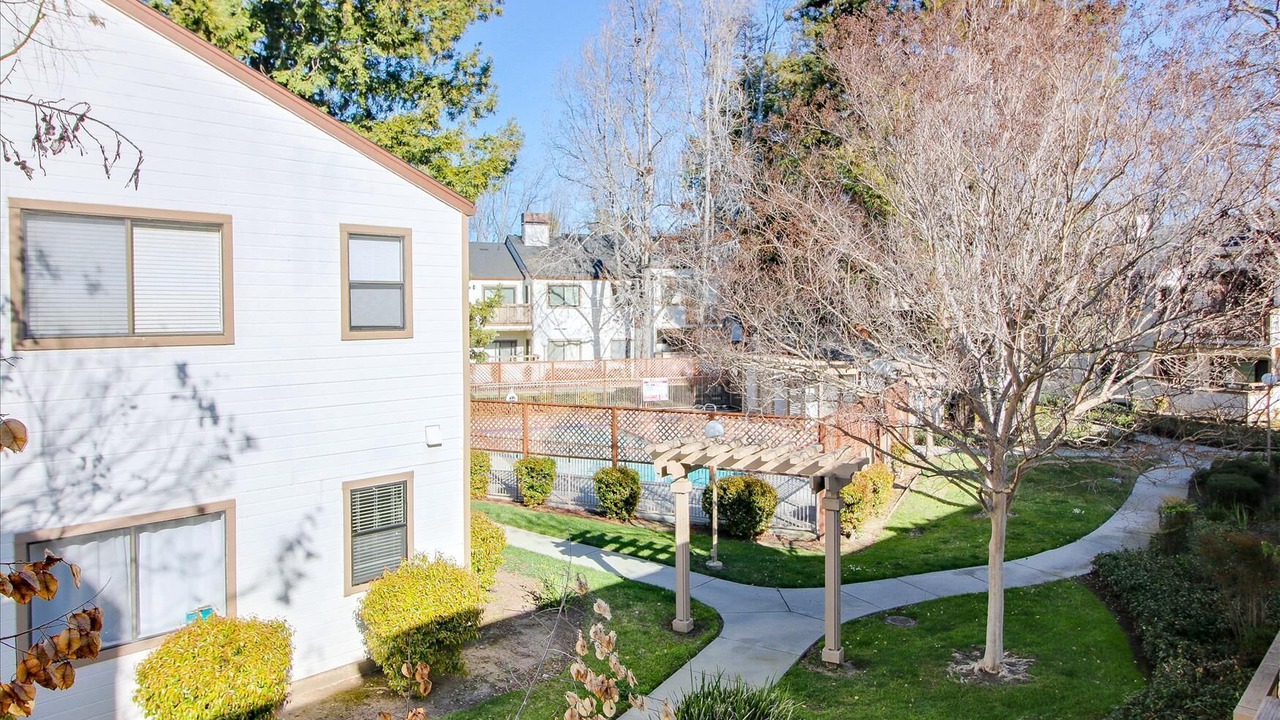 Photo of Outdoor in Carmine - Parkmont