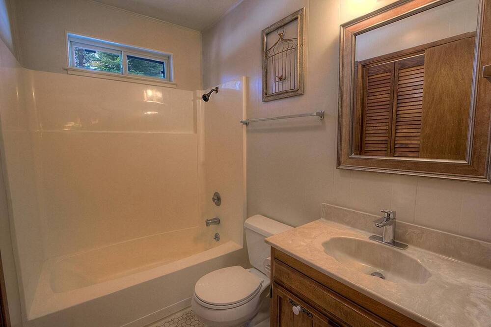 Photo of Bathroom in Country Club Estates