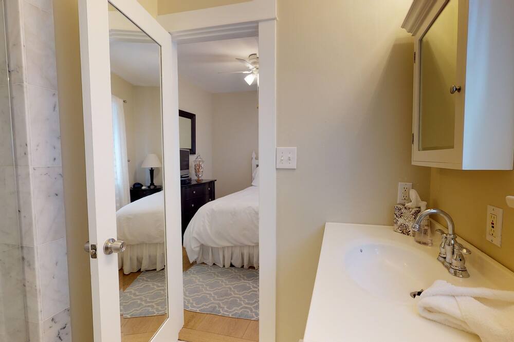 Photo of Bathroom in Peninsula