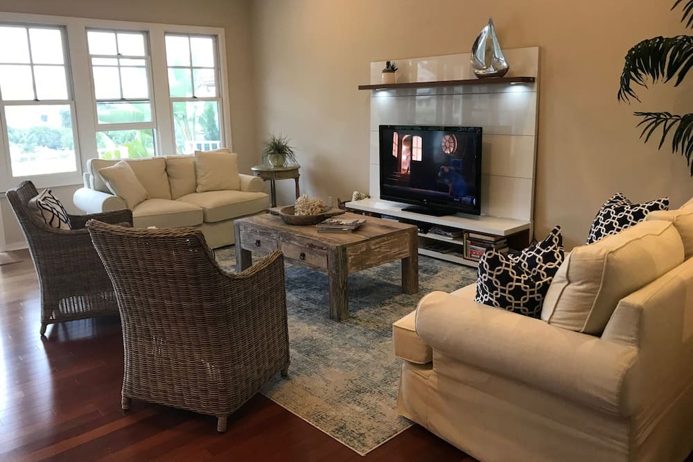 Photo of Livingroom in Village of La Jolla