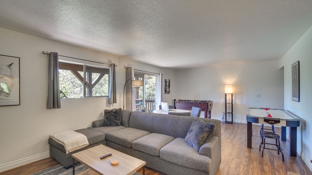 Photo of Livingroom in Blue Jay