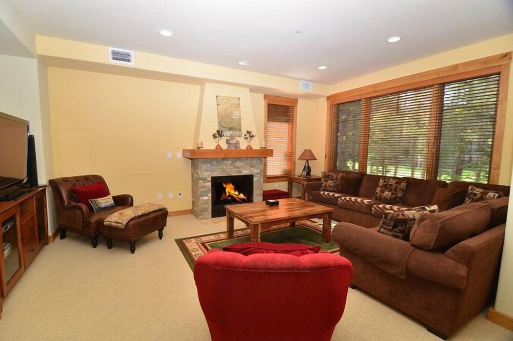 Photo of Livingroom in Woodwinds