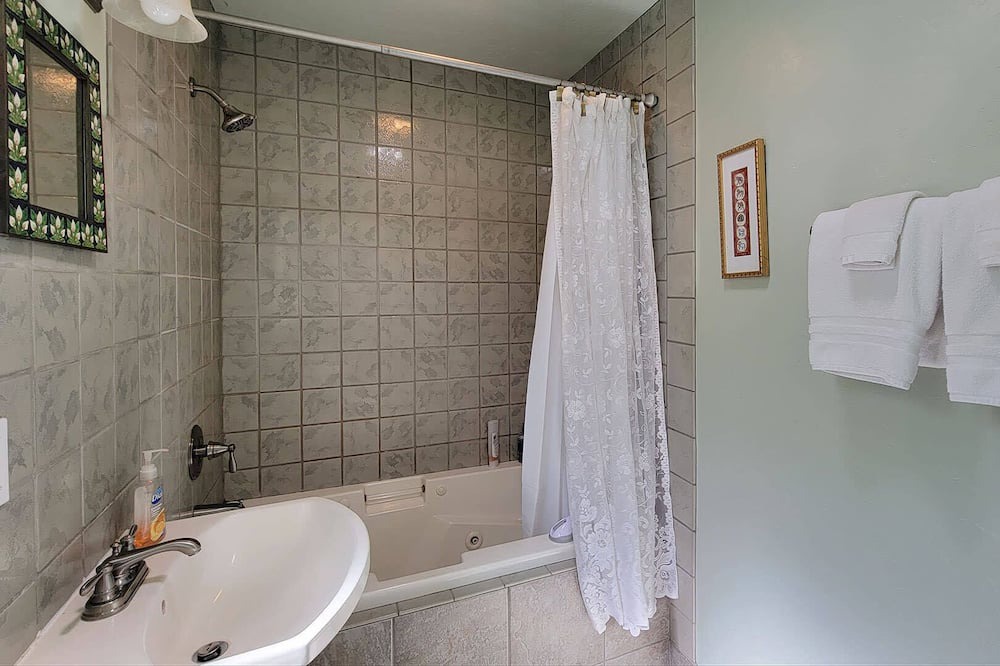 Photo of Bathroom in Siskiyou-Hargadine Historic District