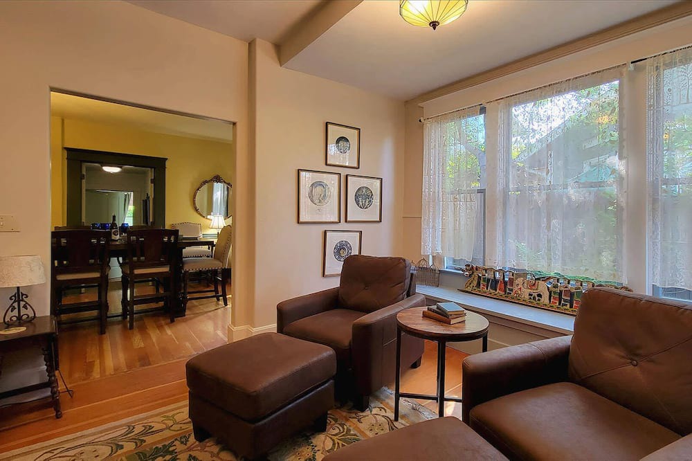 Photo of Bedroom in Siskiyou-Hargadine Historic District