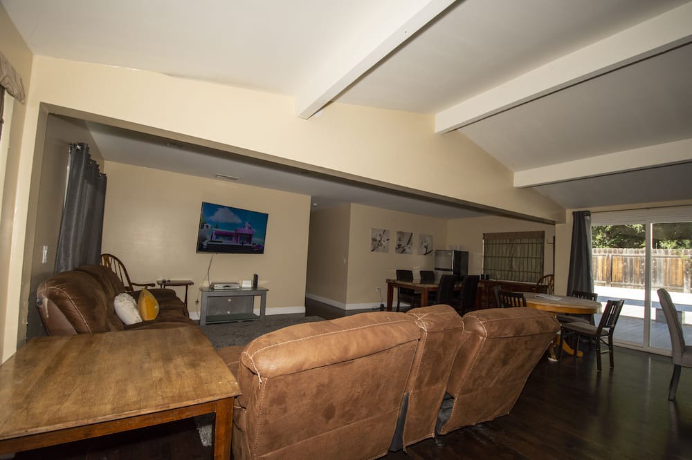 Photo of Livingroom in College West
