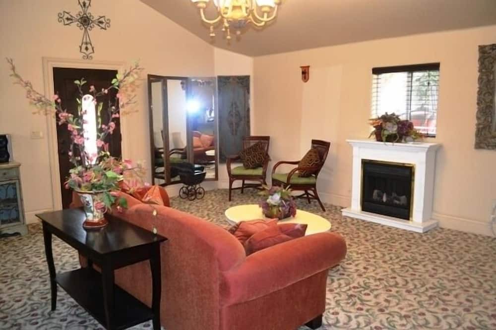 Photo of Livingroom in North Woodbridge