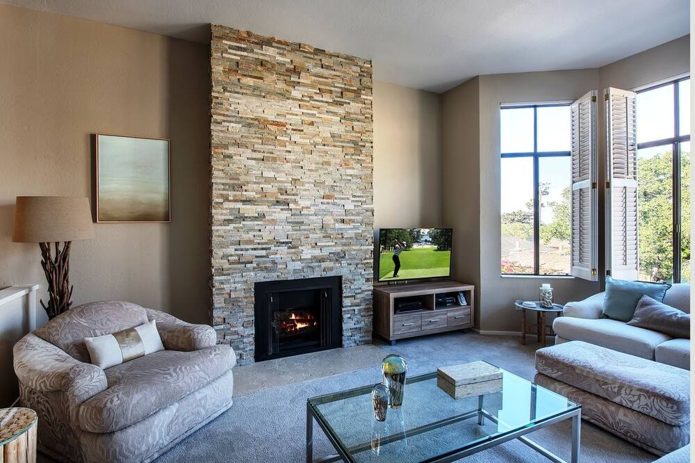 Photo of Livingroom in Northwest Carmel