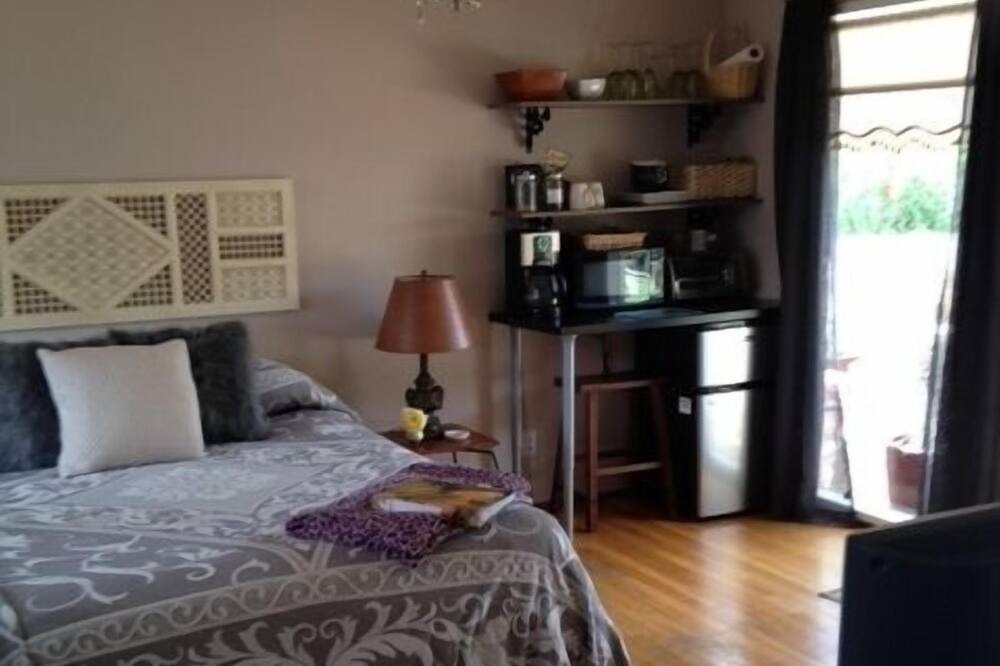 Photo of Bedroom in Del Rey Oaks
