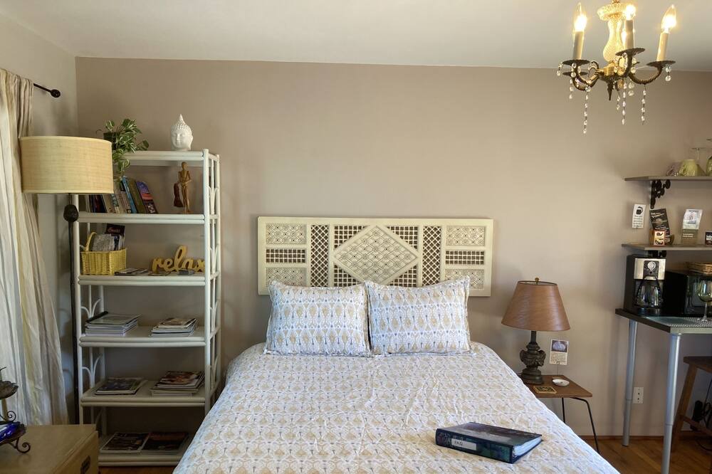 Photo of Bedroom in Del Rey Oaks