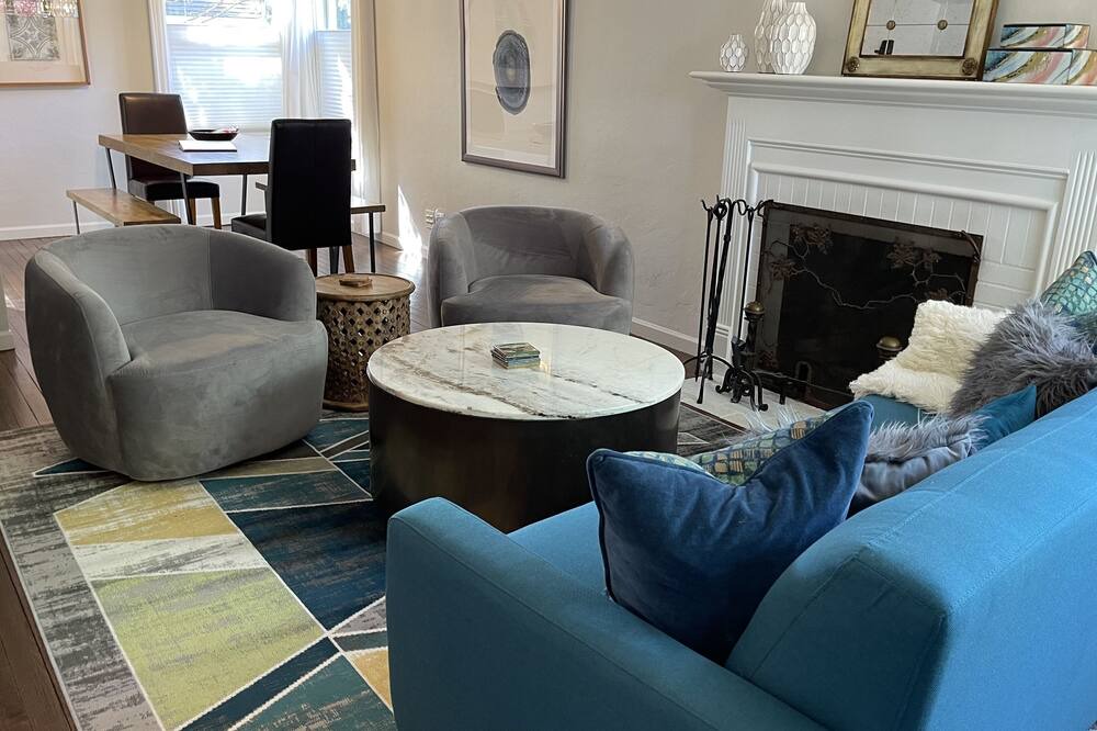 Photo of Livingroom in North Central
