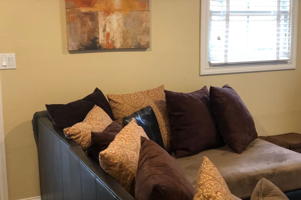 Photo of Livingroom in Vichy Springs