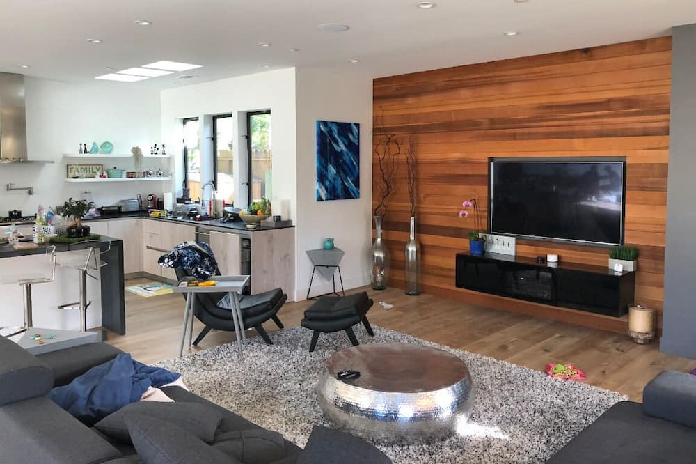 Photo of Livingroom in Woodland Acres - The Highlands
