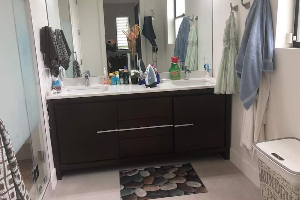 Photo of Bathroom in Woodland Acres - The Highlands
