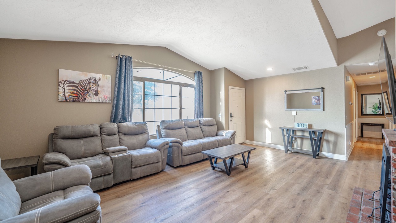 Photo of Livingroom in Victorville