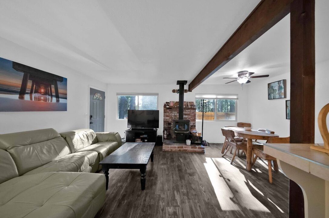 Photo of Livingroom in Trinity County