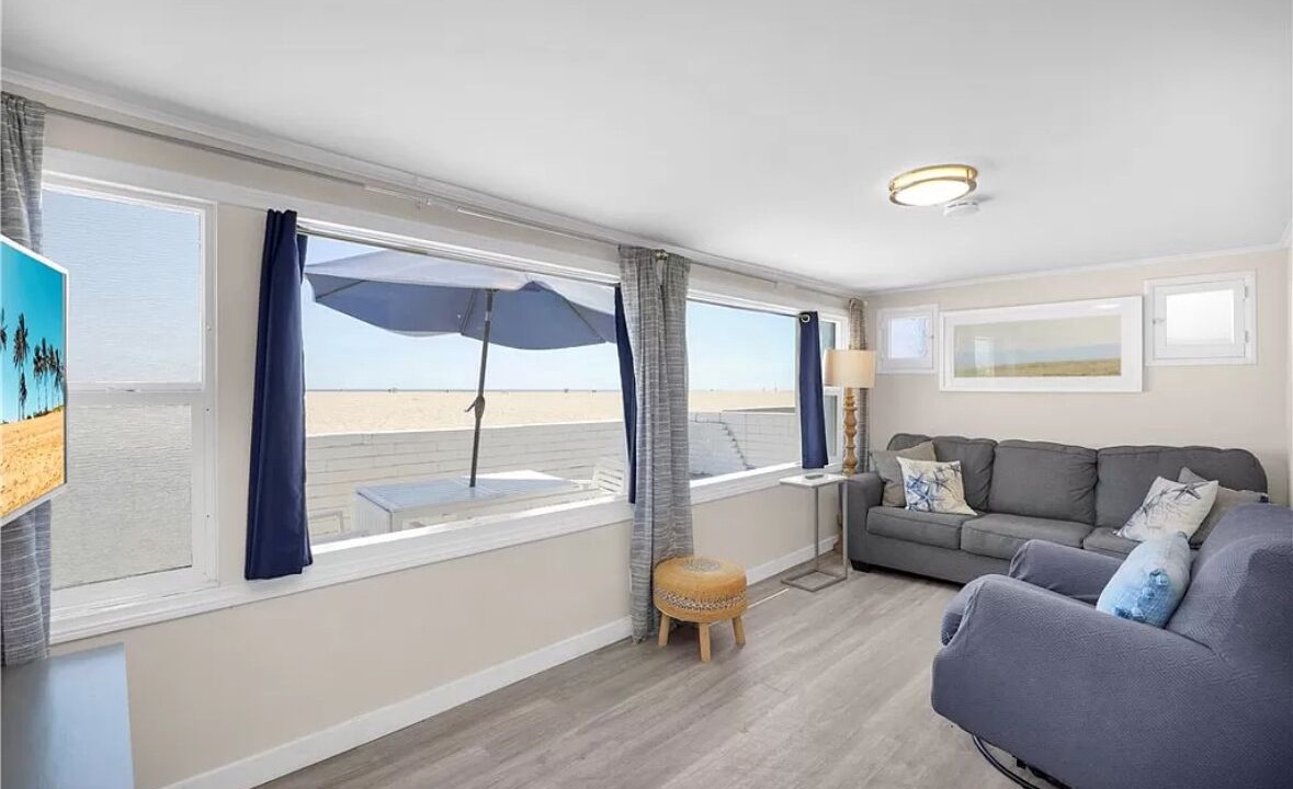 Photo of Livingroom in Balboa Peninsula