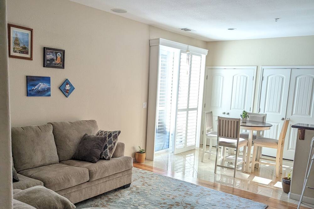 Photo of Livingroom in Pittsburg