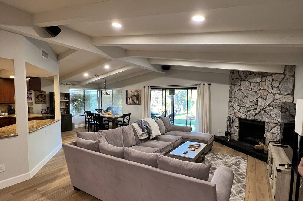 Photo of Livingroom in Canyon Lake