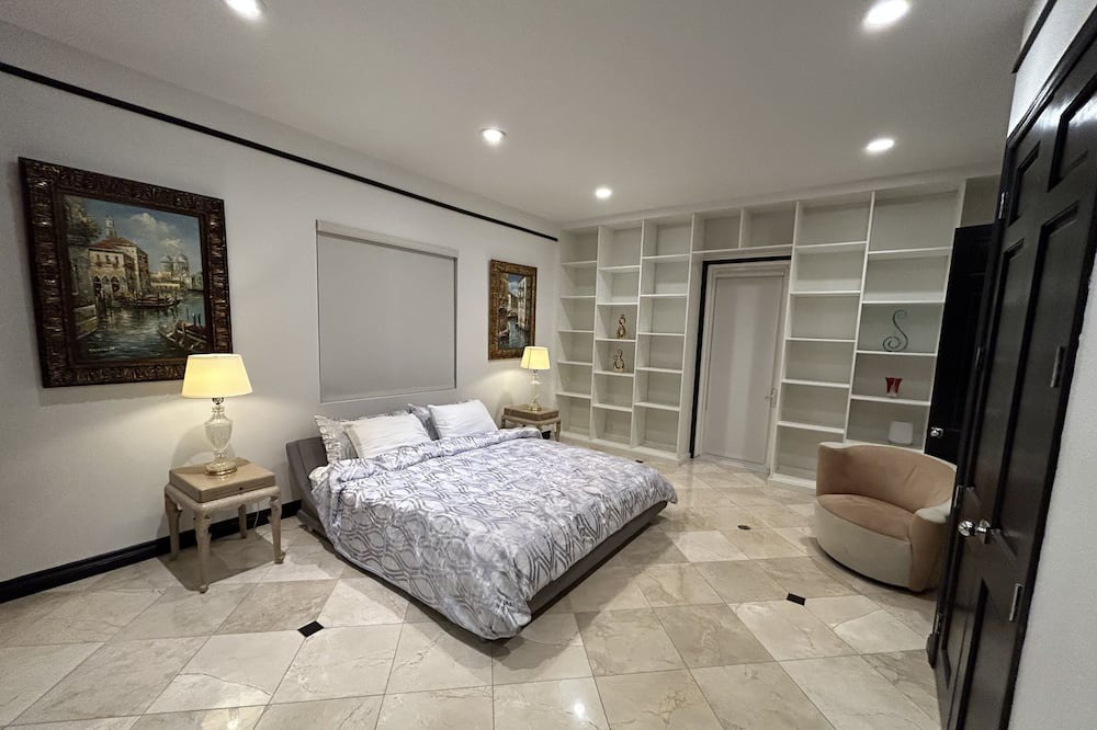 Photo of Bedroom in Villa Park