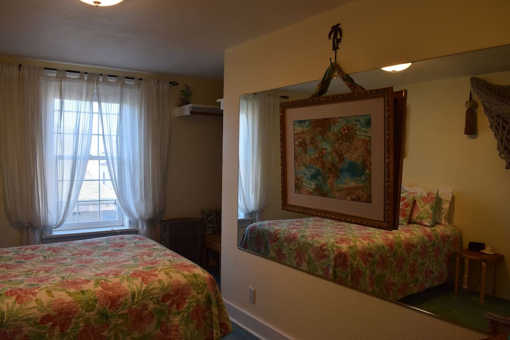 Photo of Bedroom in Weed