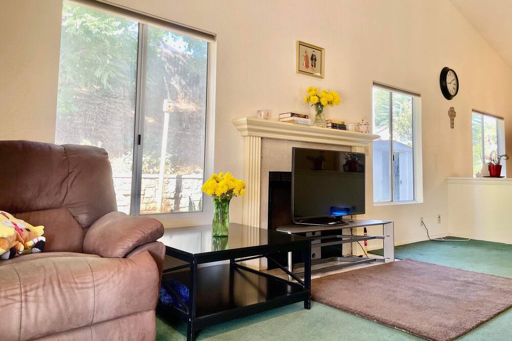 Photo of Livingroom in North Broadway