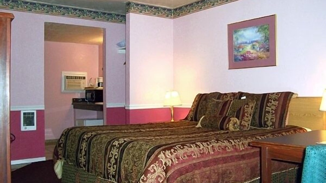 Photo of Bedroom in Munras Avenue