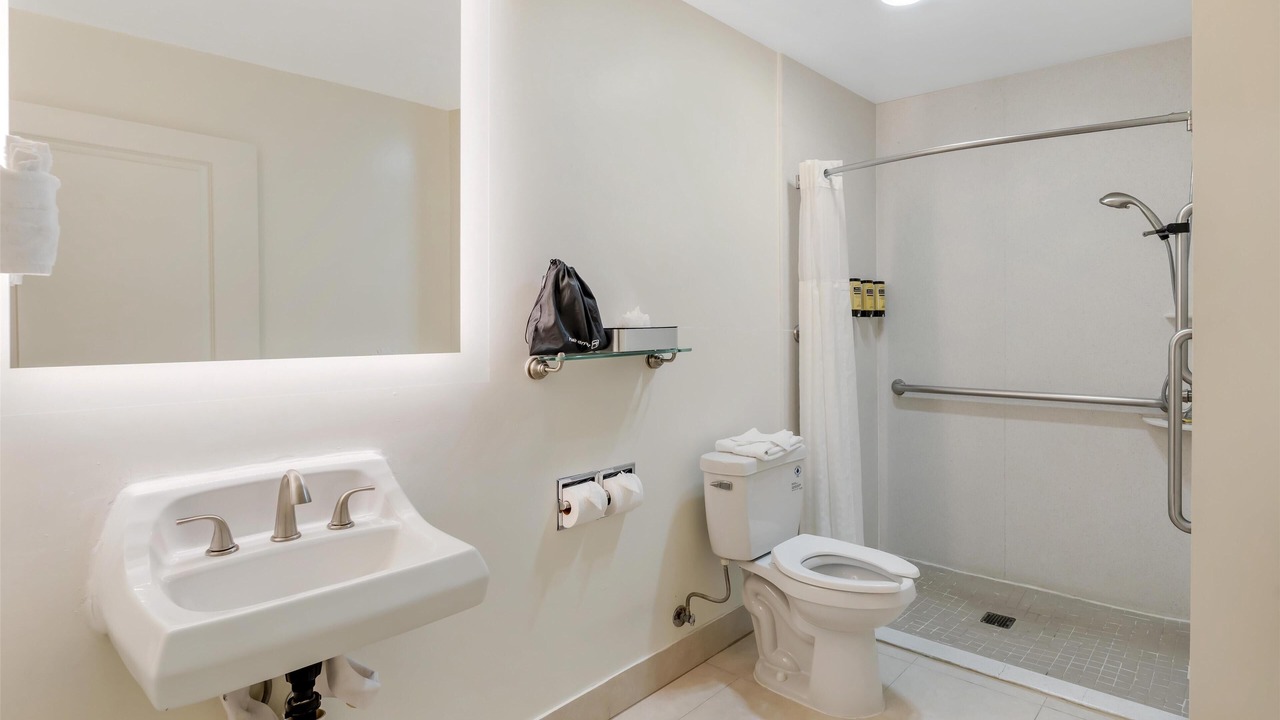 Photo of Bathroom in Wilshire Center