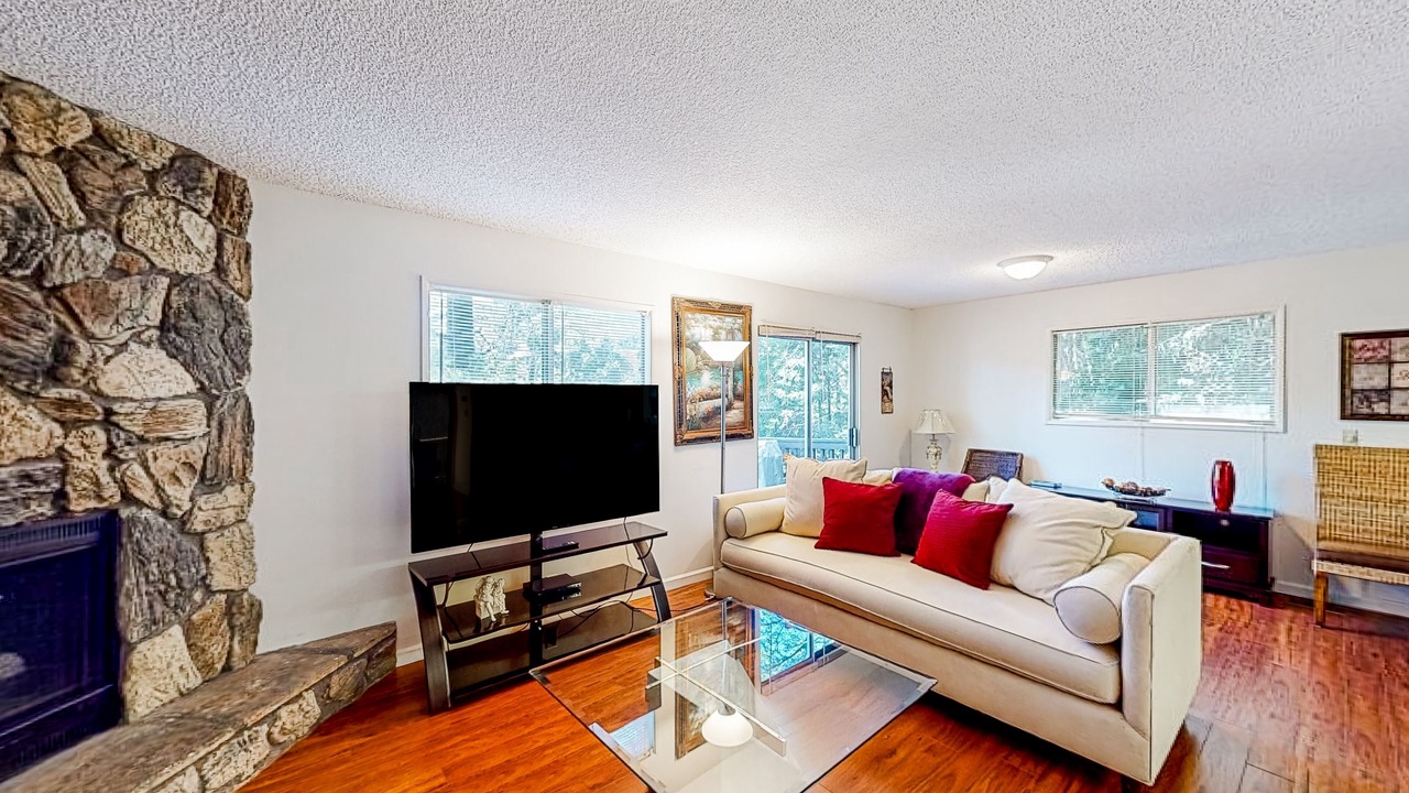 Photo of Livingroom in Blue Jay