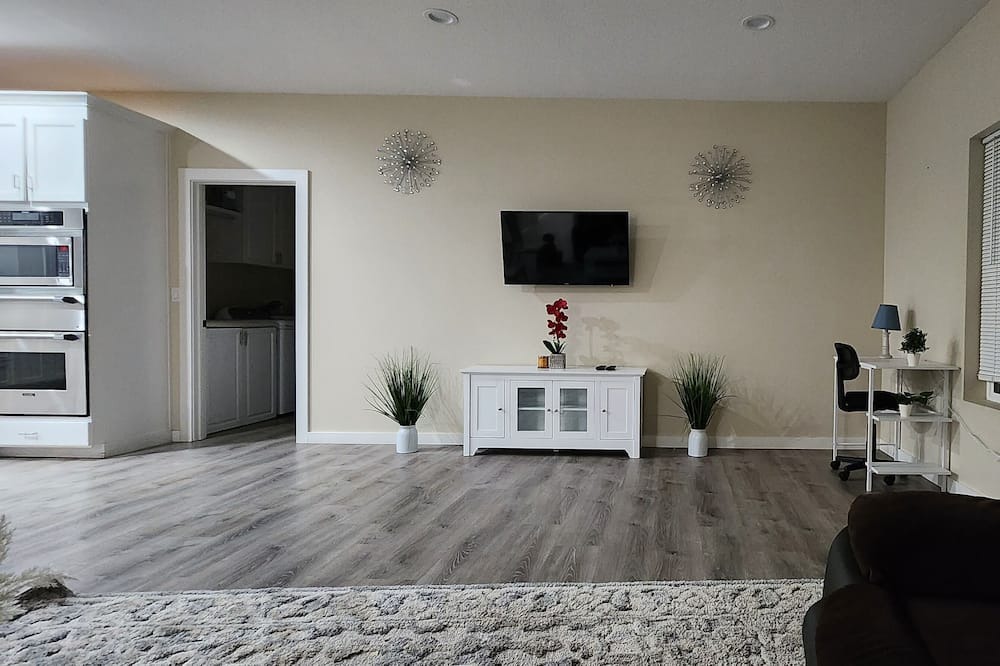 Photo of Livingroom in Corning