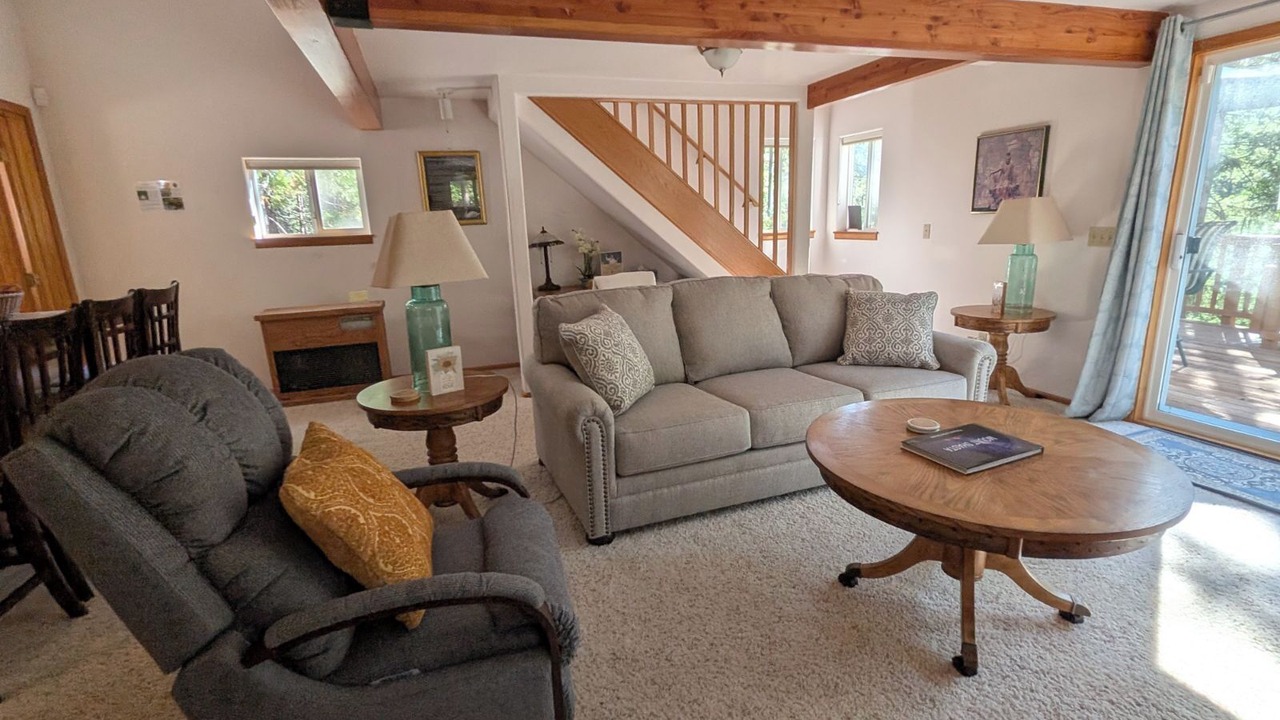 Photo of Livingroom in Weed