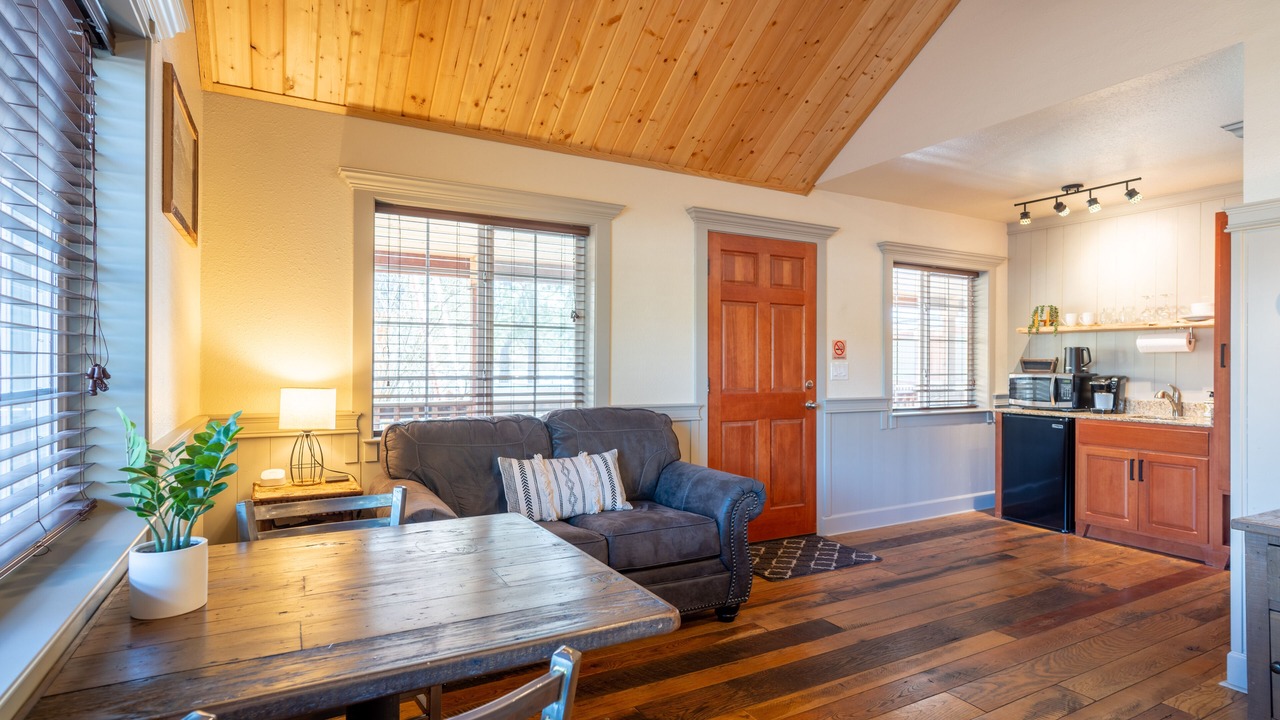 Photo of Livingroom in McCloud